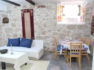Posezení v ubytování Comfortable apartment in Betina 55 m² with terrace