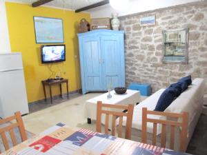 TV a/nebo společenská místnost v ubytování Comfortable apartment in Betina 55 m² with terrace