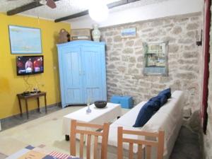 TV a/nebo společenská místnost v ubytování Comfortable apartment in Betina 55 m² with terrace