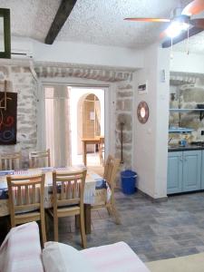 Kuchyň nebo kuchyňský kout v ubytování Comfortable apartment in Betina 55 m² with terrace