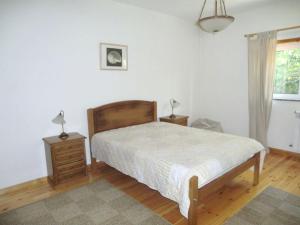 מיטה או מיטות בחדר ב-2 bedrooms villa at Pataias 700 m away from the beach with sea view private pool and enclosed garden