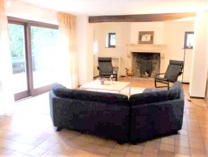 - un salon avec un canapé et une cheminée dans l'établissement 5 bedrooms house with enclosed garden and wifi at Comblain au Pont, à Comblain-au-Pont