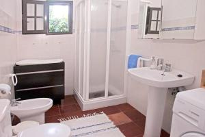 Kúpeľňa v ubytovaní Spacious Villa in Conil de Frontera with Private Pool