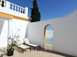 Balkón alebo terasa v ubytovaní Spacious Villa in Conil de Frontera with Private Pool