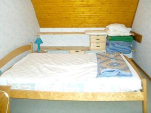 a small bedroom with a bunk bed with towels on it at Maison de 3 chambres avec jardin clos a Aragnouet a 6 km des pistes in Aragnouet