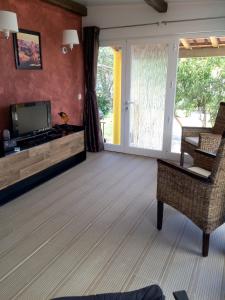 Una televisión o centro de entretenimiento en One bedroom villa with private pool enclosed garden and wifi at Silveiras