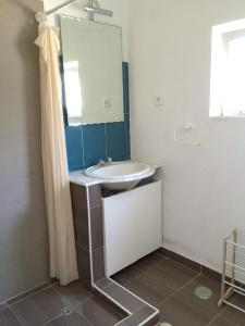 Bathroom sa One bedroom villa with private pool enclosed garden and wifi at Silveiras