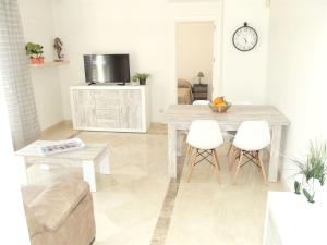 comedor con mesa y 2 sillas blancas en 2 bedrooms appartement with shared pool and wifi at Cala de Mijas 3 km away from the beach, en Mijas Costa