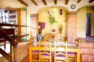 Een restaurant of ander eetgelegenheid bij 3 bedrooms villa with private pool enclosed garden and wifi at Orgiva