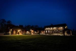 una casa grande con luces en un campo por la noche en Tenuta Castello, en Cerrione