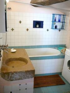 Maison de 4 chambres avec jacuzzi terrasse amenagee et wifi a Vesc tesisinde bir banyo