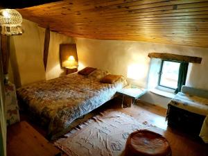 Maison de 4 chambres avec jacuzzi terrasse amenagee et wifi a Vesc tesisinde bir odada yatak veya yataklar