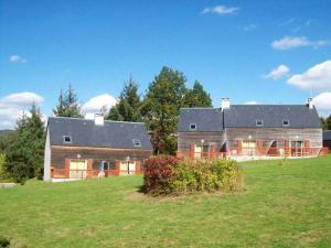 a large house on top of a green field at Appartement charmant à La Salvetat-sur-Aout 50 m² avec jardin in La Salvetat