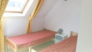 a small room with two beds and a window at Appartement charmant à La Salvetat-sur-Aout 50 m² avec jardin in La Salvetat +12 photos