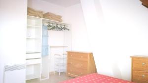 a bedroom with a bed and a closet at Appartement charmant à La Salvetat-sur-Aout 50 m² avec jardin in La Salvetat