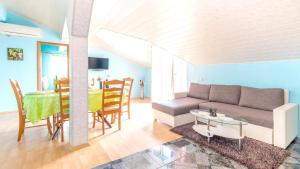 พื้นที่นั่งเล่นของ 4 bedrooms appartement at Jadranovo 200 m away from the beach with sea view furnished terrace and wifi
