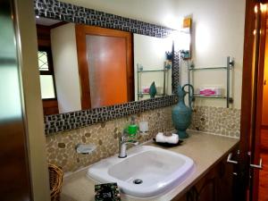 Um banheiro em 4 bedrooms villa with private pool and enclosed garden at Anse La Blague 2 km away from the beach
