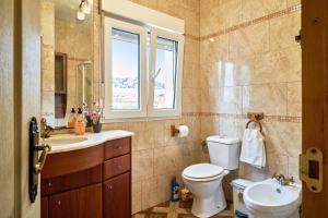 A bathroom at Spacious villa with pool in Porzuna - 90 m² and mountain view Még 12 kép