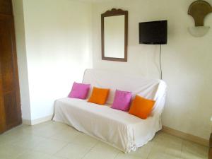 Televisi dan/atau pusat hiburan di Studio charmant à Sainte-Anne avec piscine privée, 25 m²