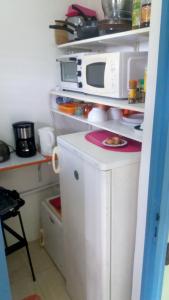 Kuchyň nebo kuchyňský kout v ubytování Studio charmant à Sainte-Anne avec piscine privée, 25 m² + 13 fotografií