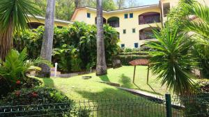 Zahrada ubytování Studio charmant à Sainte-Anne avec piscine privée, 25 m²