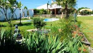 Dārzs pie naktsmītnes 5 bedrooms villa with private pool jacuzzi and furnished terrace at Mirandilla