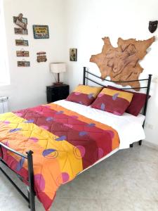 En eller flere senge i et værelse på 3 bedrooms house with sea view jacuzzi and enclosed garden at Montenero di bisaccia 5 km away from the beach