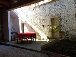 Maison de 3 chambres avec terrasse amenagee et wifi a Novesにあるバルコニーまたはテラス