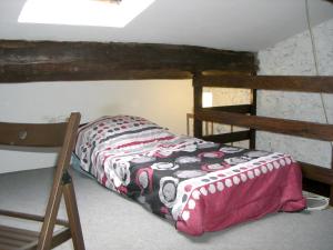 Säng eller sängar i ett rum på Maison de 3 chambres avec terrasse amenagee et wifi a Noves