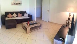 sala de estar con sofá y mesa de centro en Appartement de 2 chambres a Pietrosella a 150 m de la plage avec jardin clos et wifi, en Pietrosella