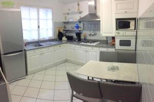 Köök või kööginurk majutusasutuses Appartement de 2 chambres a Pietrosella a 150 m de la plage avec jardin clos et wifi