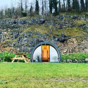 En trädgård utanför Further Space at Carrickreagh Bay Luxury Glamping Pods, Lough Erne