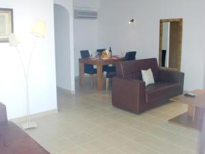 Zona d'estar a One bedroom apartement with city view shared pool and enclosed garden at Albufeira 2 km away from the beach