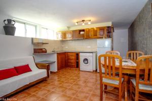 una cucina con divano e tavolo in una camera di One bedroom appartement with shared pool enclosed garden and wifi at Monchique a Monchique