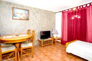 Televizors / izklaižu centrs naktsmītnē One bedroom appartement with shared pool enclosed garden and wifi at Monchique