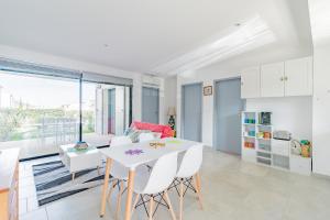 een keuken en eetkamer met een witte tafel en stoelen bij Appartement de 2 chambres avec piscine partagee jardin clos et wifi a Malaucene in Malaucène