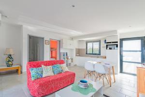 Et sittehjørne på Appartement de 2 chambres avec piscine partagee jardin clos et wifi a Malaucene