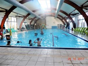 eine Gruppe von Menschen in einem Schwimmbad in der Unterkunft Bungalow Confort Gastes Jacuzzi in Gastes + 25 Fotos