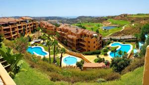 Bazén v ubytování Spacious apartment in La Cala de Mijas with sea view. nebo v jeho okolí