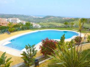 Bazén v ubytování Spacious apartment in La Cala de Mijas with sea view. nebo v jeho okolí