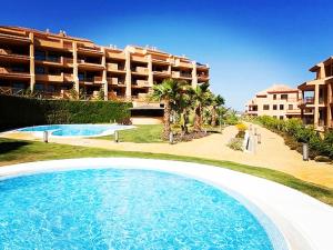 Bazén v ubytování Spacious apartment in La Cala de Mijas with sea view. nebo v jeho okolí