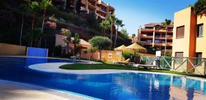 Bazén v ubytování Spacious apartment in La Cala de Mijas with sea view. nebo v jeho okolí