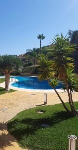 Bazén v ubytování Spacious apartment in La Cala de Mijas with sea view. nebo v jeho okolí