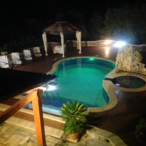 una piscina notturna con gazebo di 2 bedrooms appartement with shared pool enclosed garden and wifi at Crispiano a Crispiano