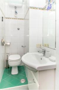 ローマにあるCharming Studio near the Colosseum in Rome, 45 m² with Balconyのトイレと洗面台を備えた白いバスルーム