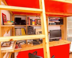 ローマにあるCharming Studio near the Colosseum in Rome, 45 m² with Balconyの本棚(パソコン、デスク付)