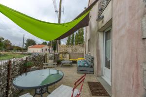 Rõdu või terrass majutusasutuses Appartement d'une chambre avec jardin amenage et wifi a Mortagne sur Gironde