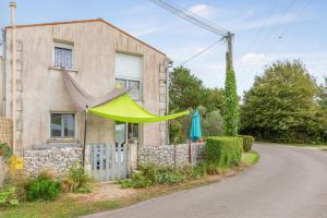 Mortagne-sur-GirondeにあるAppartement d'une chambre avec jardin amenage et wifi a Mortagne sur Girondeのハンモック付きの家
