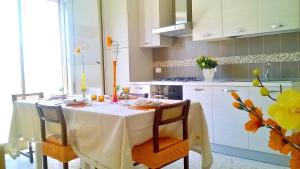 A kitchen or kitchenette at Bright Apartment in Alcamo: 100 m² with Sea View
