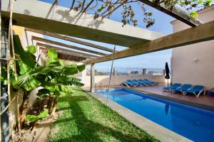uma casa com uma piscina com vista para o oceano em Villa Lovisi 2 em Playa del Inglés